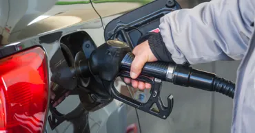 Benzina și motorina, un pic mai ieftine marți: Noile prețuri plafon stabilite de ANRE