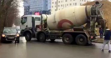 В столице столкнулись легковой автомобиль и бетономешалка.