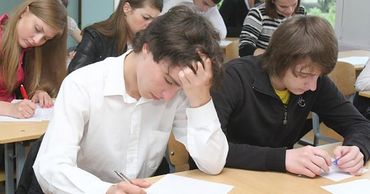 Родители и ученики просят отменить экзамены на степень бакалавра.