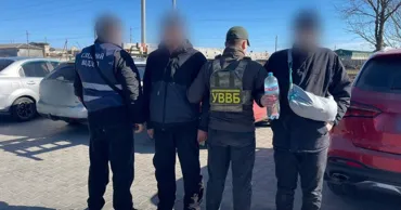 Doi bărbați au încercat să mituiască un vameș în Ucraina pentru a intra în Moldova