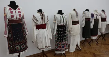 Expoziție dedicată costumului tradițional românesc, deschisă la Biblioteca Națională