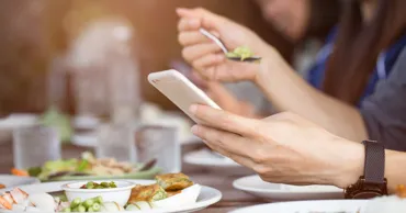 Fără telefon la masă: Ce schimbare testează mai multe restaurante din Sardinia