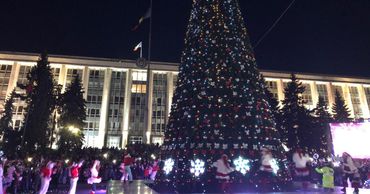 В центре Кишинева зажигают огни на главной елке страны.