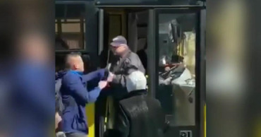 В Киеве пассажир вытащил из автобуса водителя.