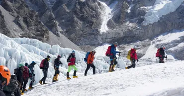 Сезон восхождений на Эверест под угрозой из-за огромного ледника