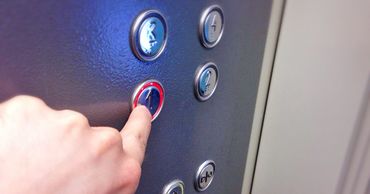 Жительница Китая всего одну минуту проехалась в лифте — и заразила коронавирусом более 70 человек.