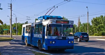 В Бендерах 7-летняя девочка получила рваную рану, выходя из троллейбуса