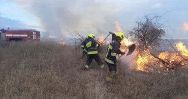 Peste 60 hectare de teren, compromise de flăcări în zilele de weekend