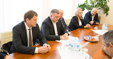 Юридическая комиссия парламента утвердила список предложенных министров.