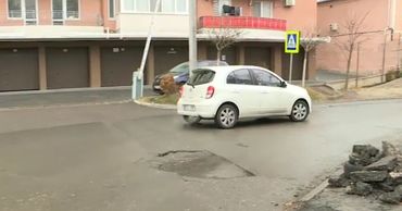 На одной из столичных улиц после ремонта вновь появилась яма.