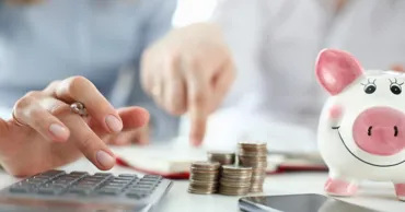 Noua lege a salarizării: Ce angajați vor beneficia de cele mai mari creșteri
