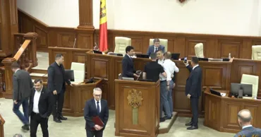 Ион Чебан пришел на заседание парламента: его силой вывели из зала
