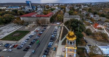 В Бельцах обследуют аварийные деревья вдоль тротуаров: вместо них высадят новые