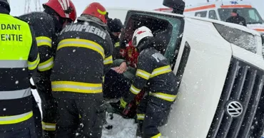 Microbuz cu 15 pasageri, răsturnat în România. Vehiculul avea anvelope de vară