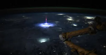 Астронавт NASA, находясь на МКС, запечатлела редкое явление — спрайт