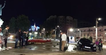 Porsche Panamera в центре Кишинева въехал в ступеньки к памятнику Штефану чел Маре.