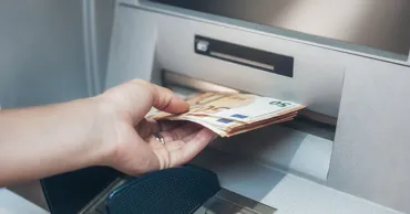 Bani proveniți din infracțiuni comise în UE, spălați prin bancomate din R. Moldova