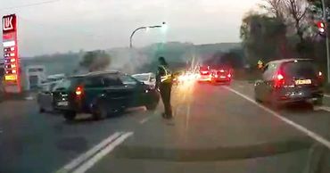 Нарушившие ПДД водители устроили аварию и чуть не сбили патрульного в столице.
