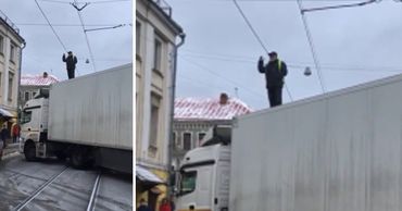 Водитель КамАЗа устроил забастовку, перекрыв дорогу в Москве.