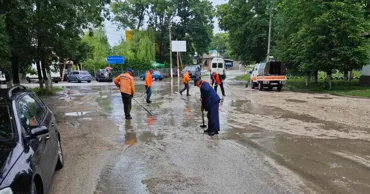 Дорожные службы устраняют последствия ливней в районах Молдовы