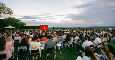 Stand-up, apus și voie bună: Peste 600 de persoane au participat la „Vin la Stand Up”