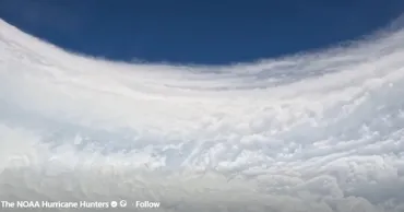 Imagini rare: Un avion a traversat ochiul unui uragan de categoria 5