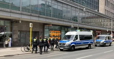 В Берлине сириец ударил пассажира ножом в шею у остановки, а затем напал на женщину