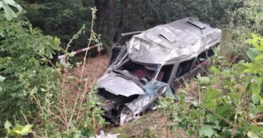 Impact fatal între un microbuz și o Skoda, la Strășeni: Un mort și 15 răniți