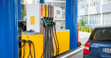 Carburanții se scumpesc ușor joi: Noile prețuri plafon stabilite de ANRE