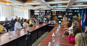 Două deputate au discutat cu tinerii din Comrat despre integrarea europeană