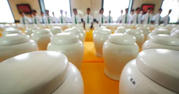 FT: Власти Китая запретят хоронить родственников в пустующих квартирах