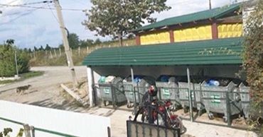 В Кодру мусорные контейнеры установили под окнами жилых домов.
