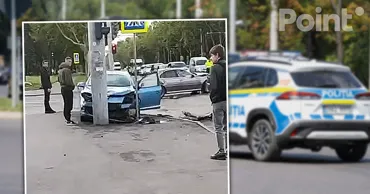Accident la Chișinău: O mașină, proiectată într-un stâlp în urma impactului