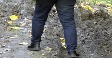 Satul Racovăţ, cufundat în noroi: Ploile și lucrările la un apeduct au blocat sătenii în case