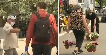 Жители Кишинева пришли с цветами и поминальными дарами к закрытым воротам кладбища