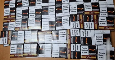 На КПП в Атаках женщина пыталась пронести под одеждой 113 пачек сигарет