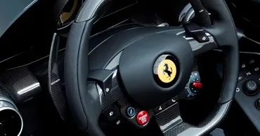 Ferrari запатентовал суперкар с двумя рулями