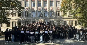Elevii români protestează față de uniformele obligatorii: Au venit în negru la ore