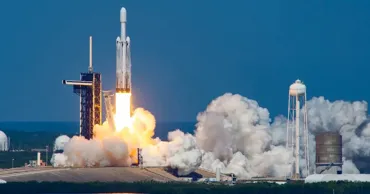 США запустили гигантскую сверхтяжёлую ракету Falcon Heavy