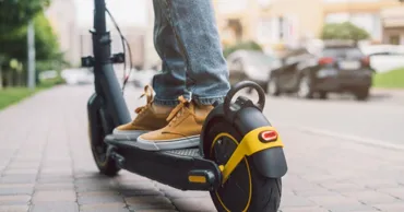 Un adolescent pe trotinetă electrică a fost lovit de o mașină la Bălți