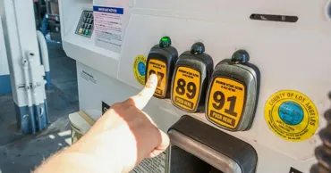 Топливо в США преодолело психологические отметки: у Трампа готовятся к худшему