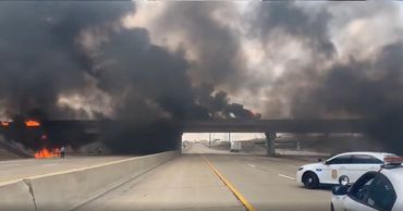 В США на трассе взорвалась автоцистерна с реактивным топливом.