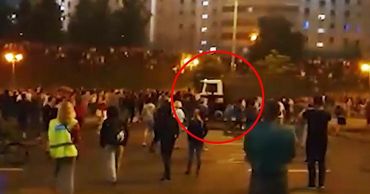 В Сети опубликовали момент наезда автозака на протестующего в Минске.