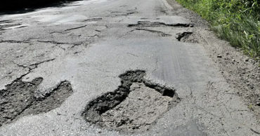 Водители жалуются, что одна из дорог на севере страны портит их автомобили