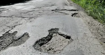 Водители жалуются, что одна из дорог на севере страны портит их автомобили