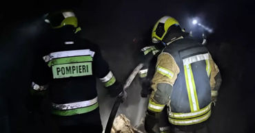 В Бельцах спасатели вытащили 2 человек из горящего дома