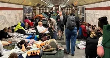 В Киеве люди прячутся в метро из-за ракетных ударов России