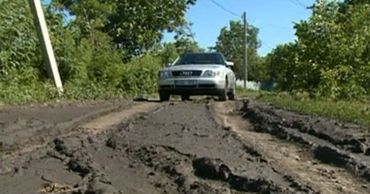 Дорога в селе рядом с Кишиневом после каждого дождя превращается в болото.