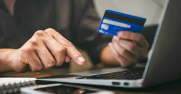 O femeie din Căușeni a transmis escrocilor peste 2 milioane de lei prin intermediul unui curier