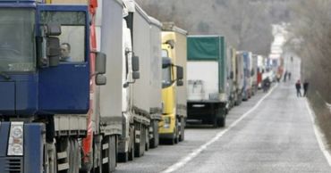 Грузоперевозчики требуют разрешения на транзит через Россию и Украину.